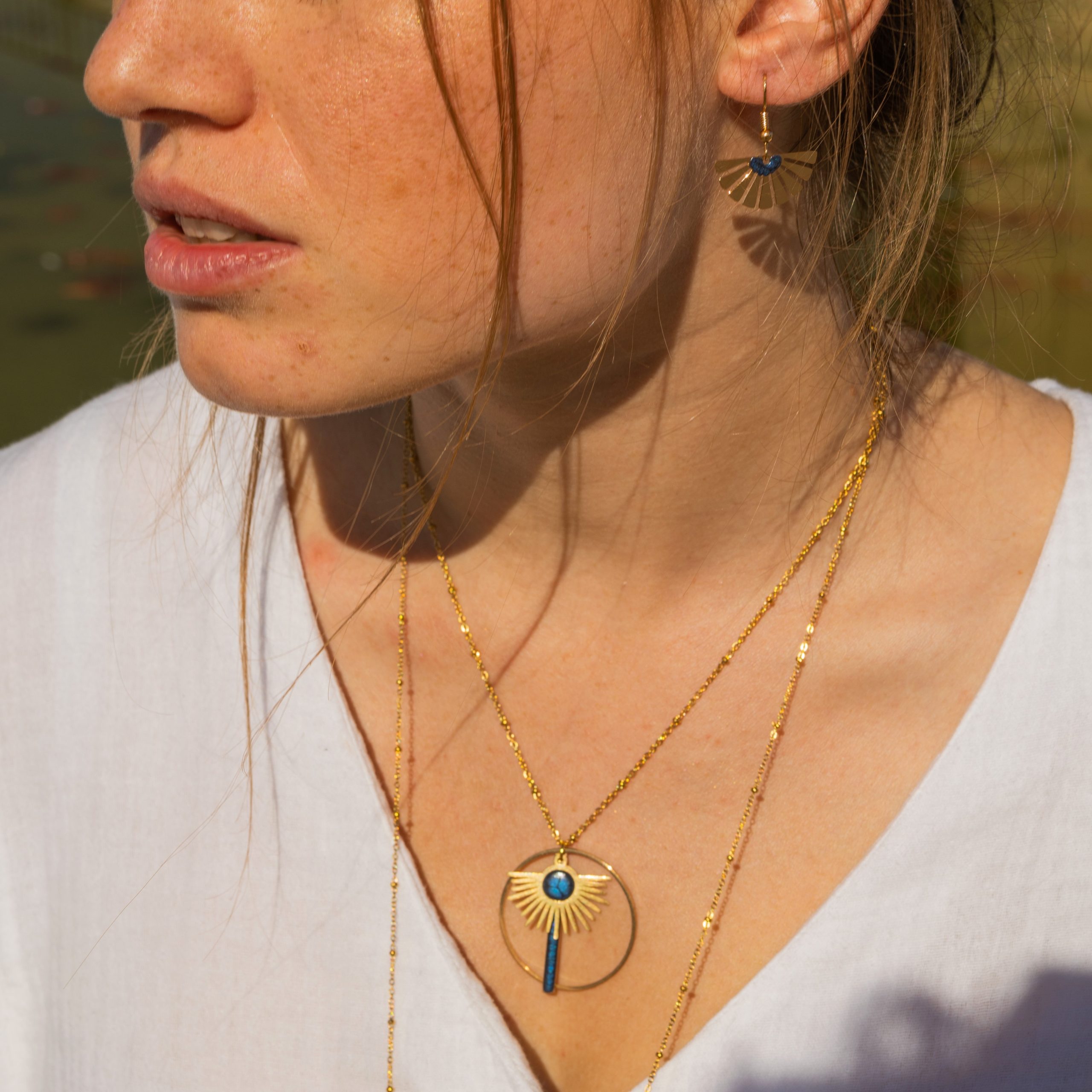 bijou artisan montpellier pendentif isis bleu mannequin3