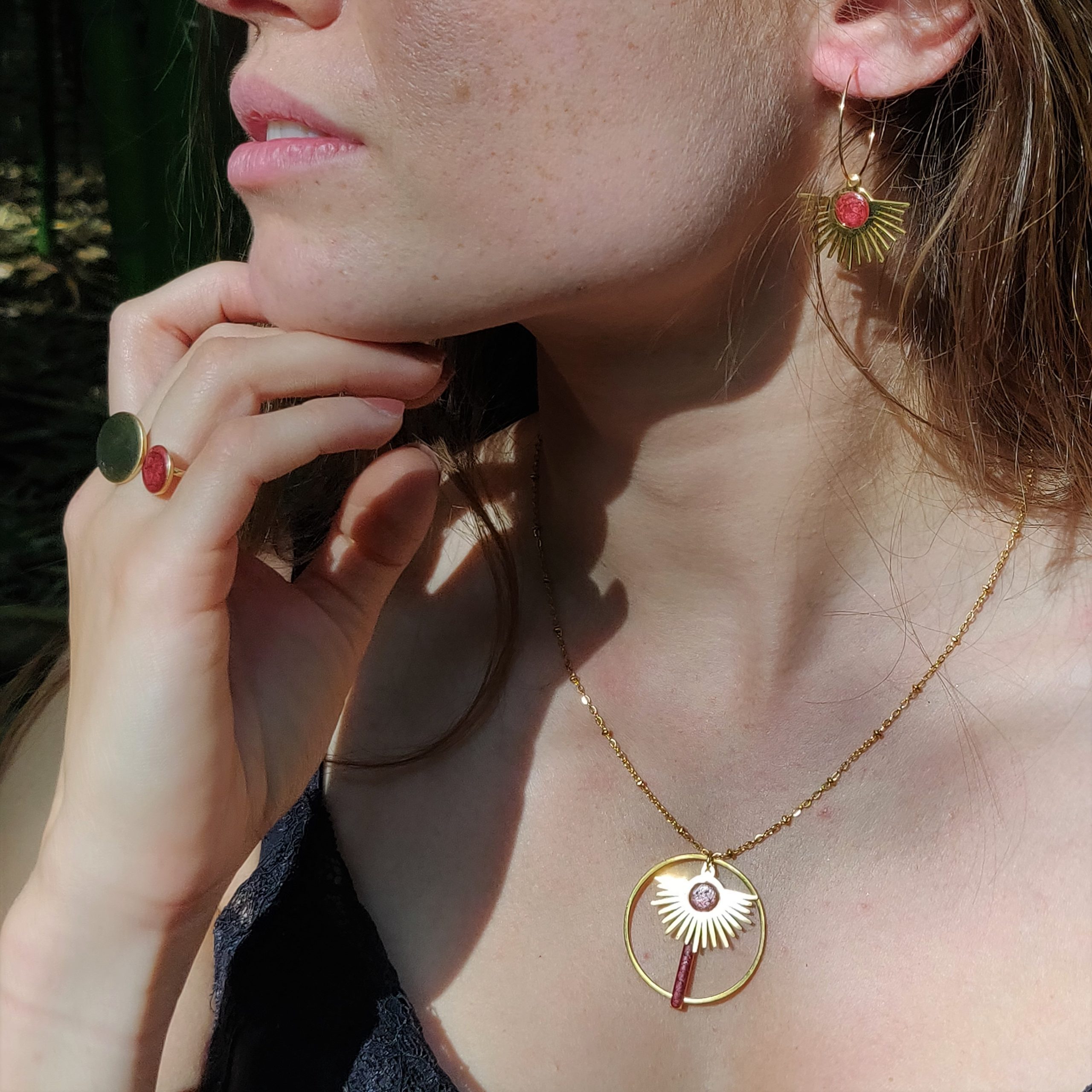 bijou artisan montpellier pendentif isis brique mannequin