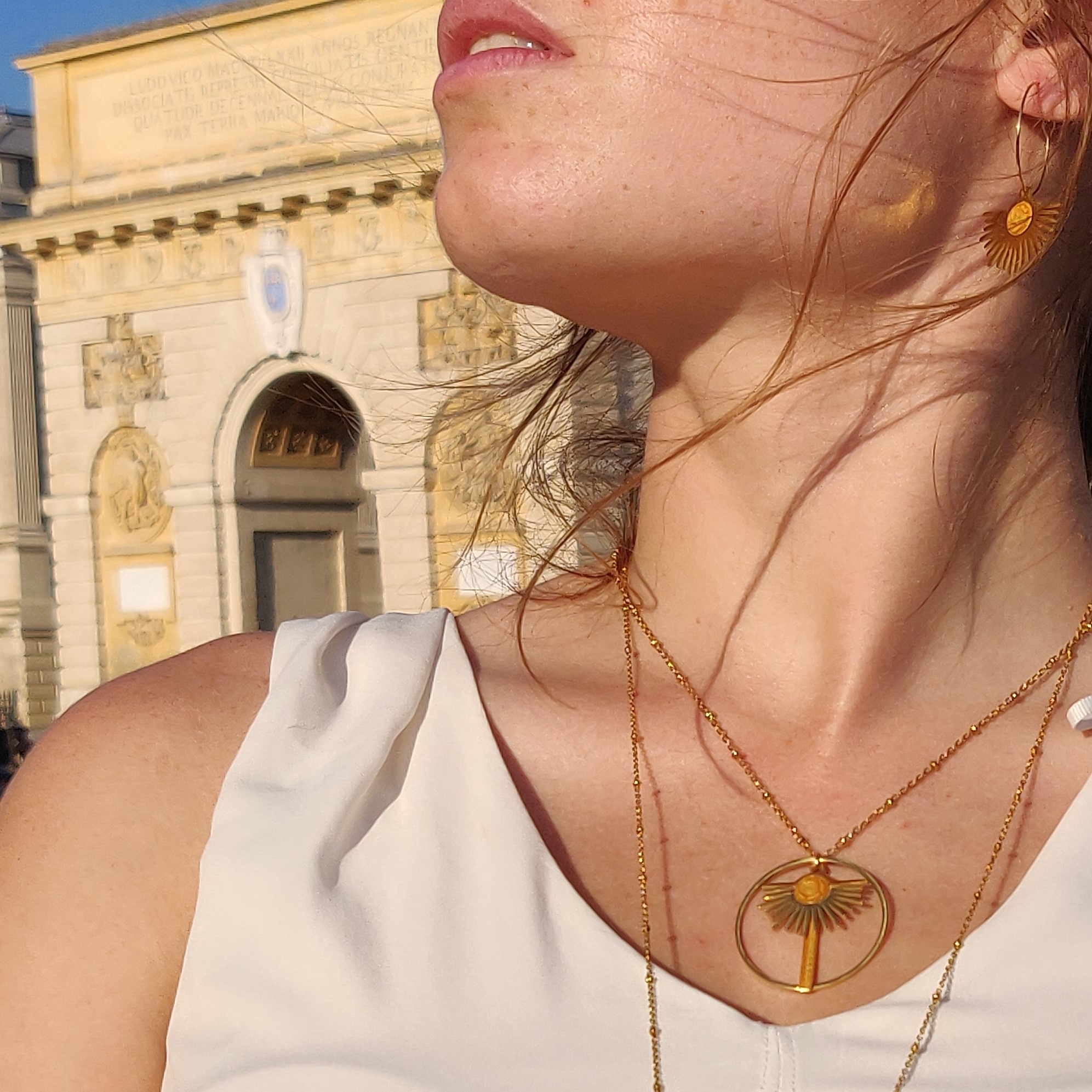 bijou artisan montpellier pendentif isis jaune mannequin1