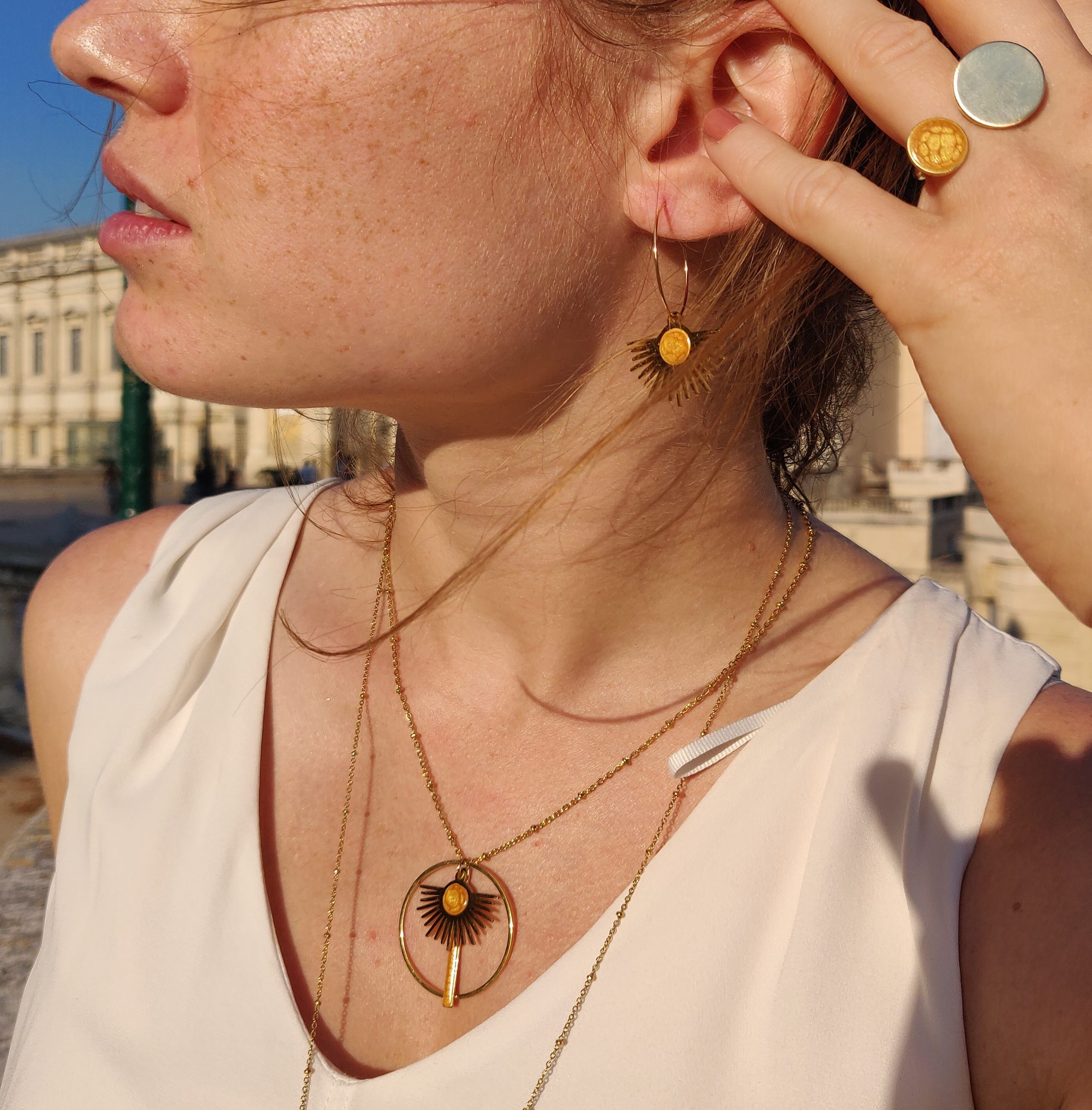 bijou artisan montpellier pendentif isis jaune mannequin2