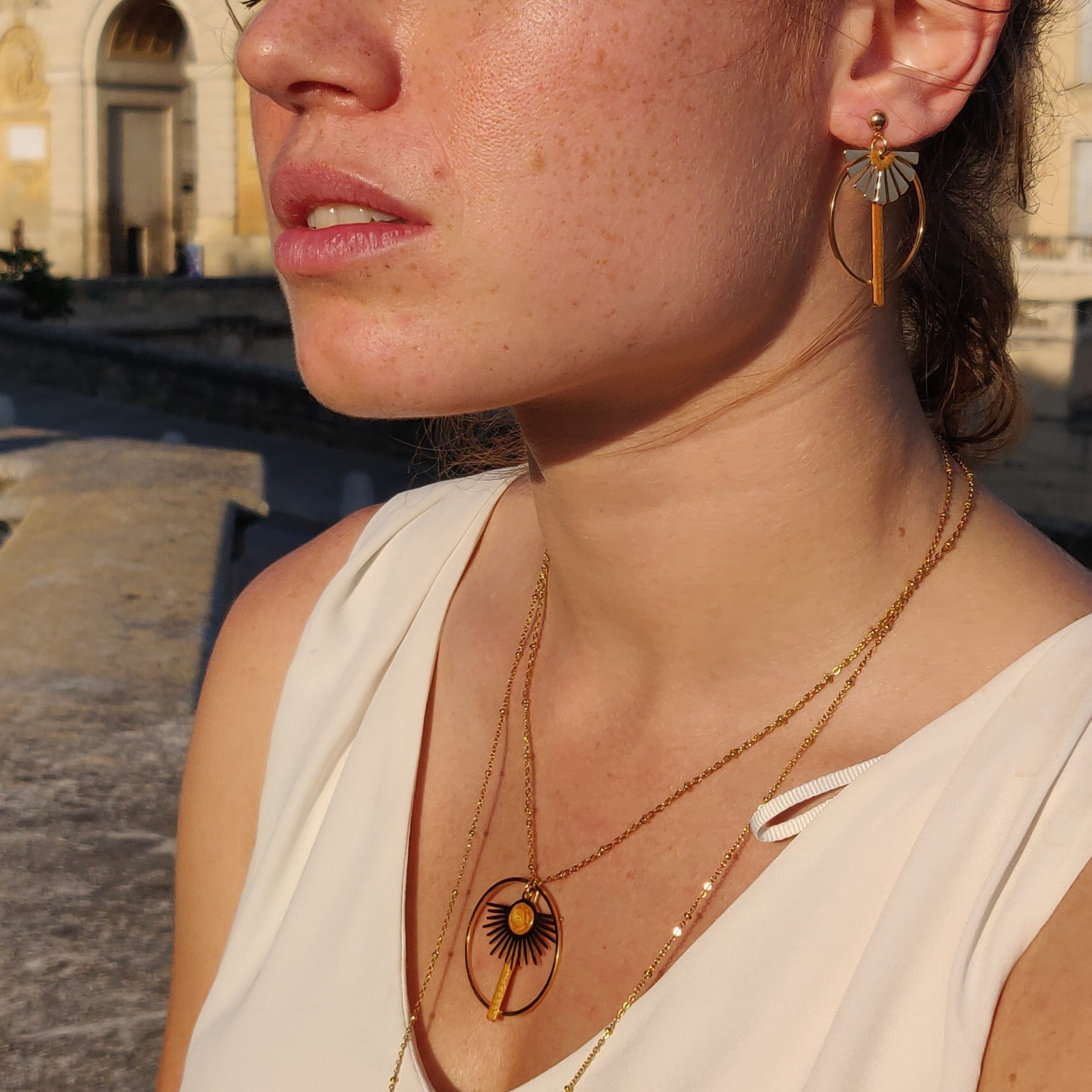 bijou artisan montpellier pendentif isis jaune mannequin3