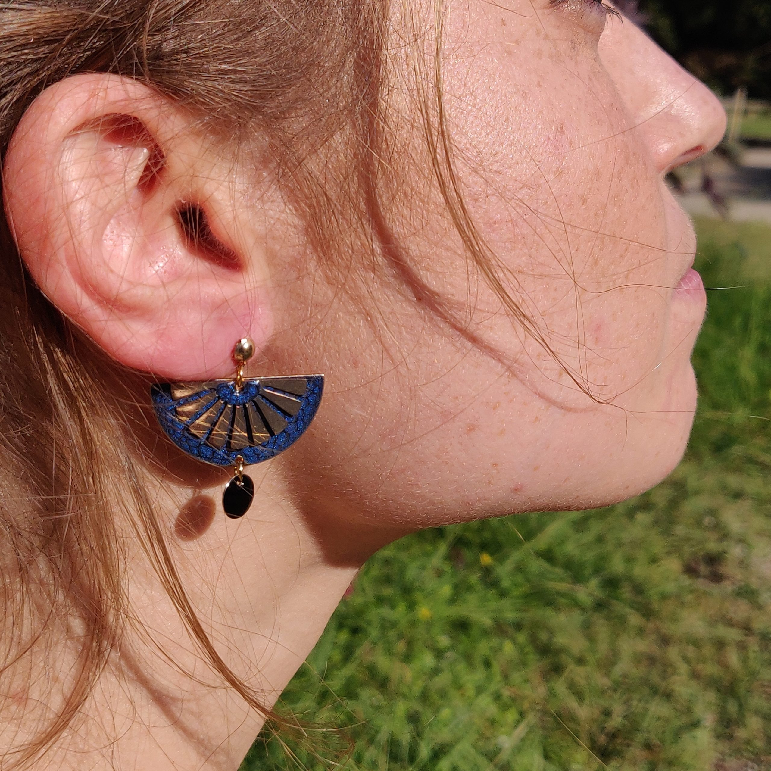 bijou artisan montpellier boucles d'oreilles alcyone bleues mannequin 1