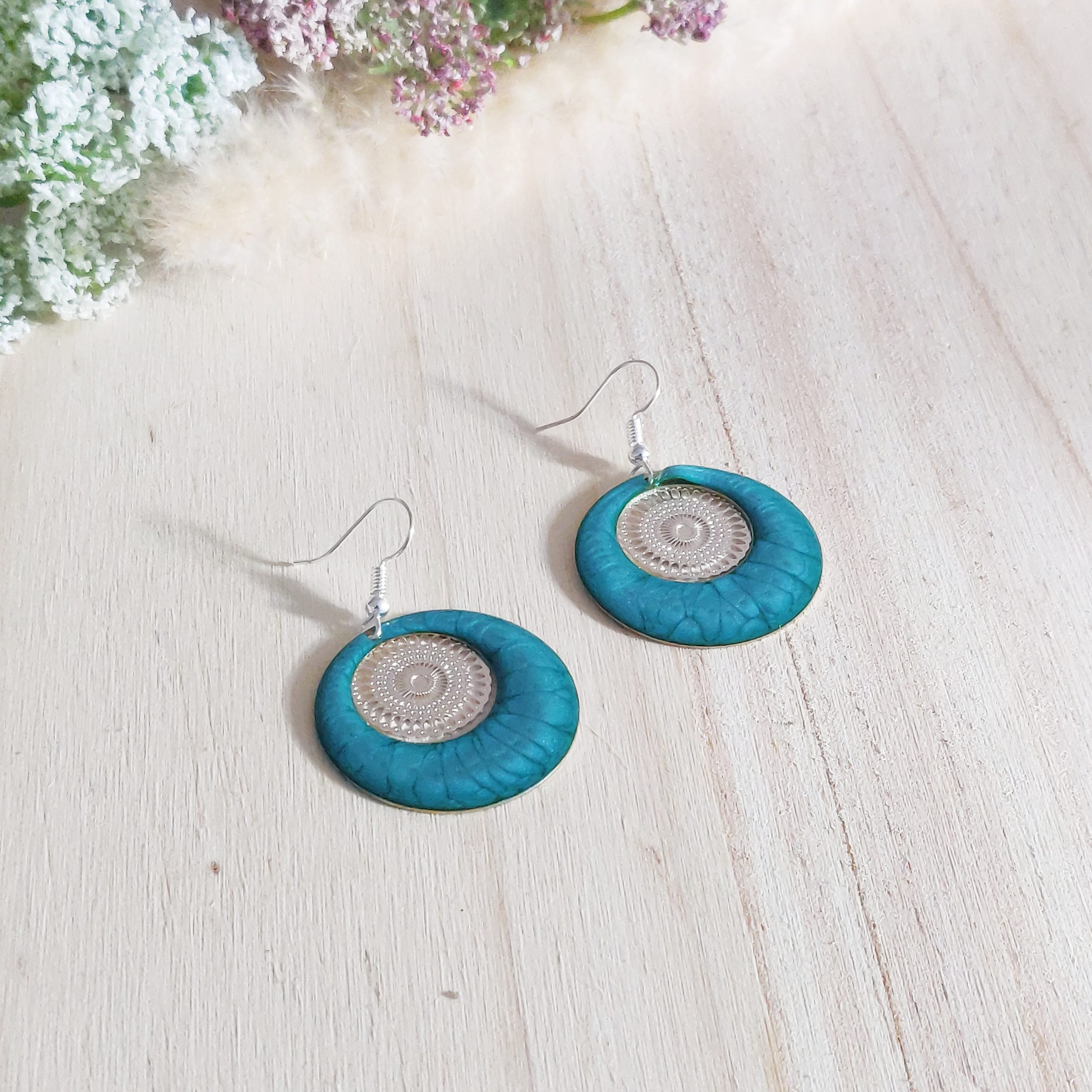 bijou artisan montpellier boucles d'oreilles aphrodite turquoises fond argenté