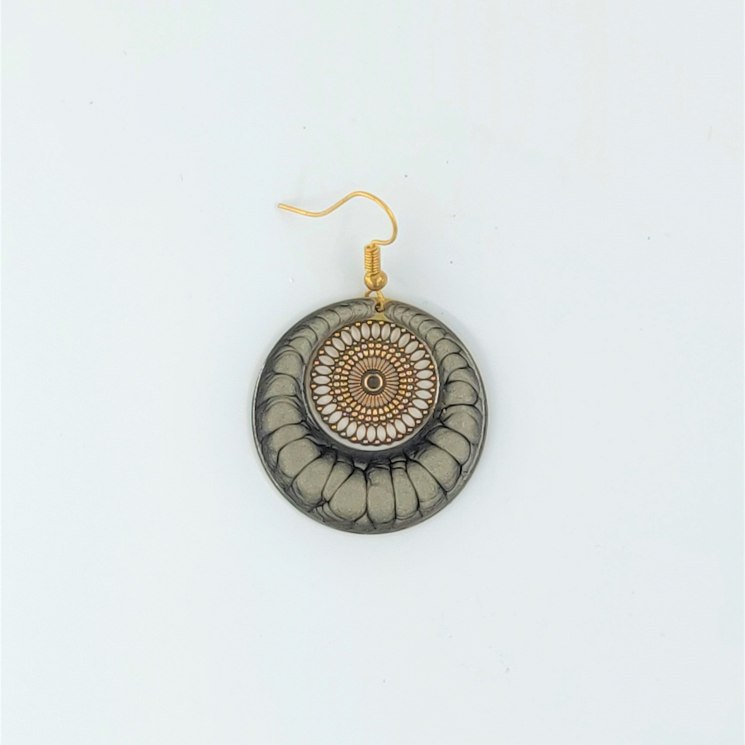 bijou créateur montpellier boucles d'oreilles aphridite grises fond doré