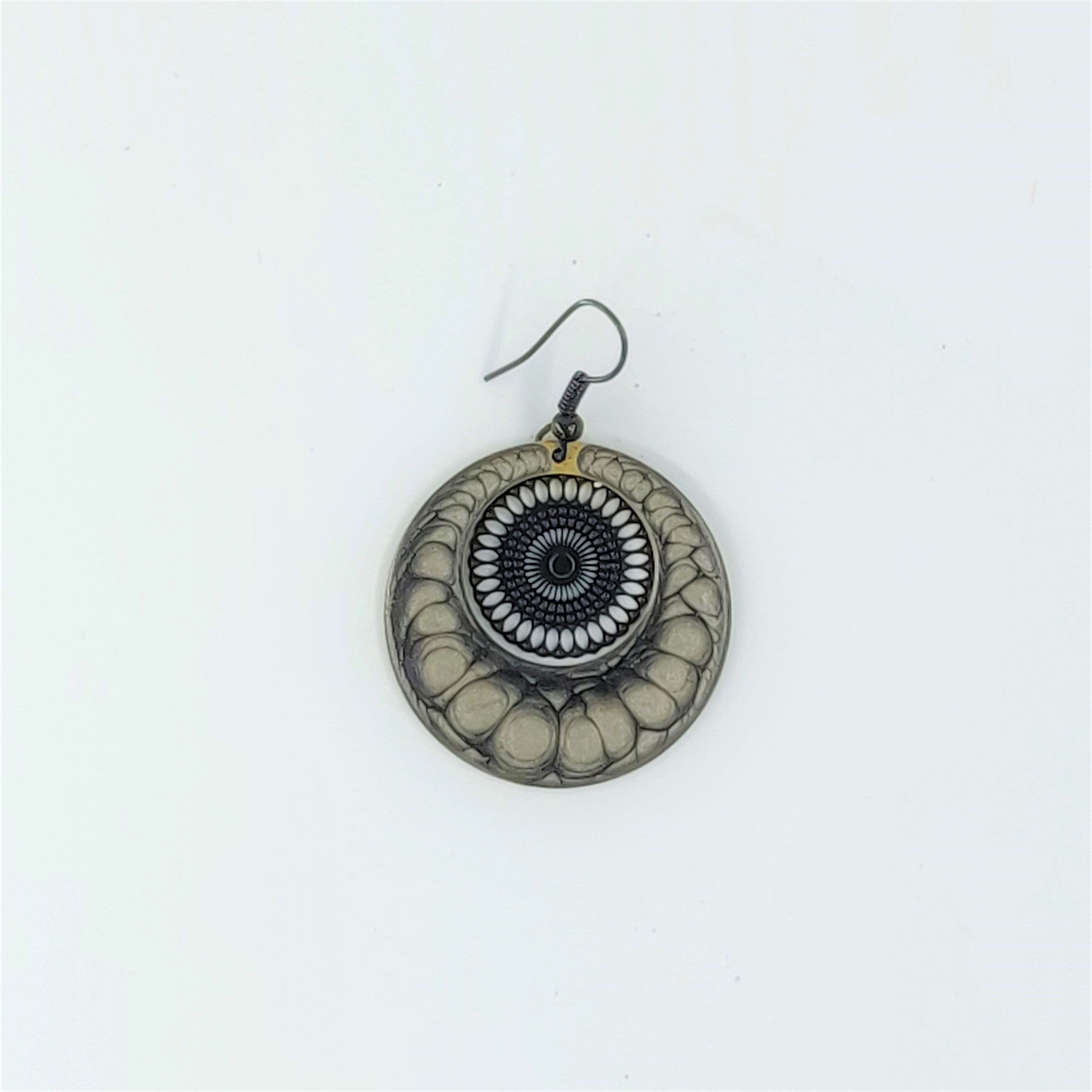 bijou créateur montpellier boucles d'oreilles aphrodite grise fond noir