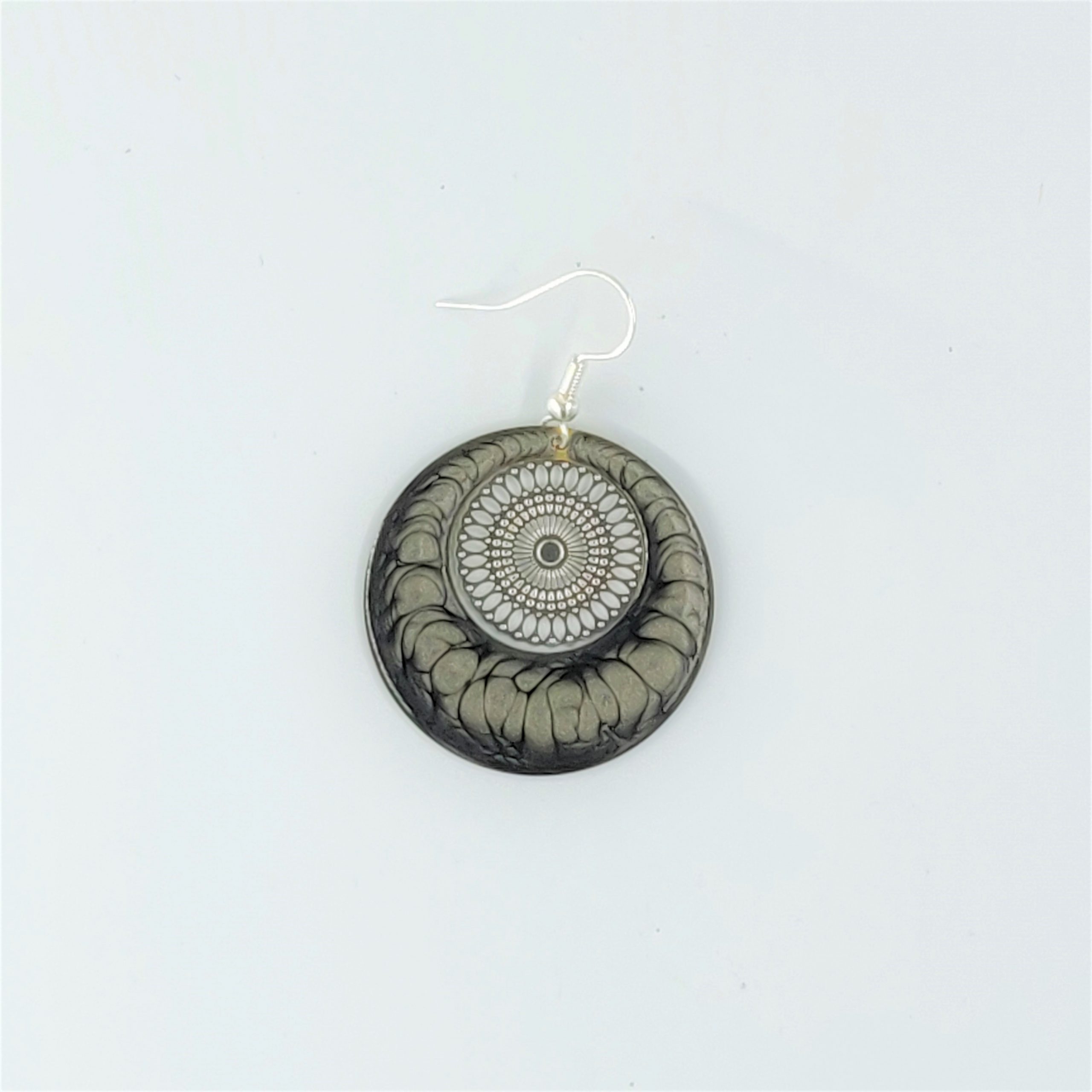 bijou créateur montpellier boucles d'oreilles aphrodite grises fond argenté