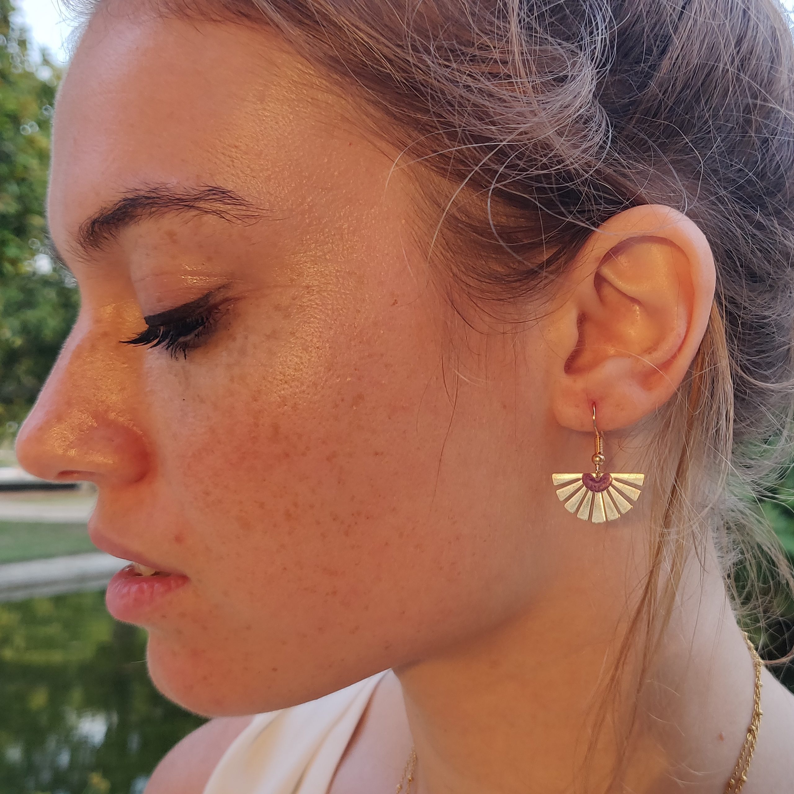 bijou créateur montpellier boucles d'oreilles maïa violettes mannequin 1