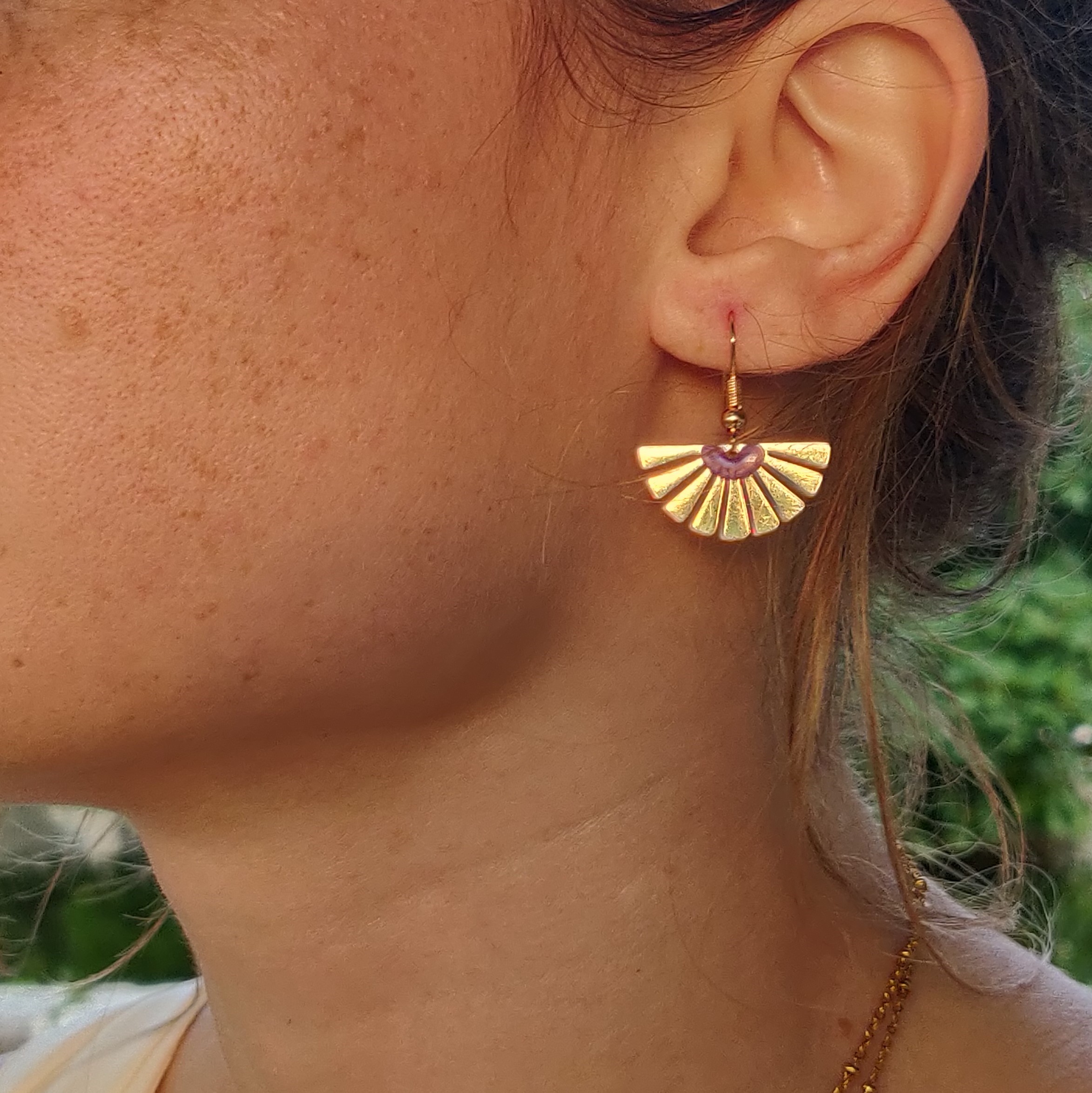 bijou créateur montpellier boucles d'oreilles maïa violettes mannequin 2