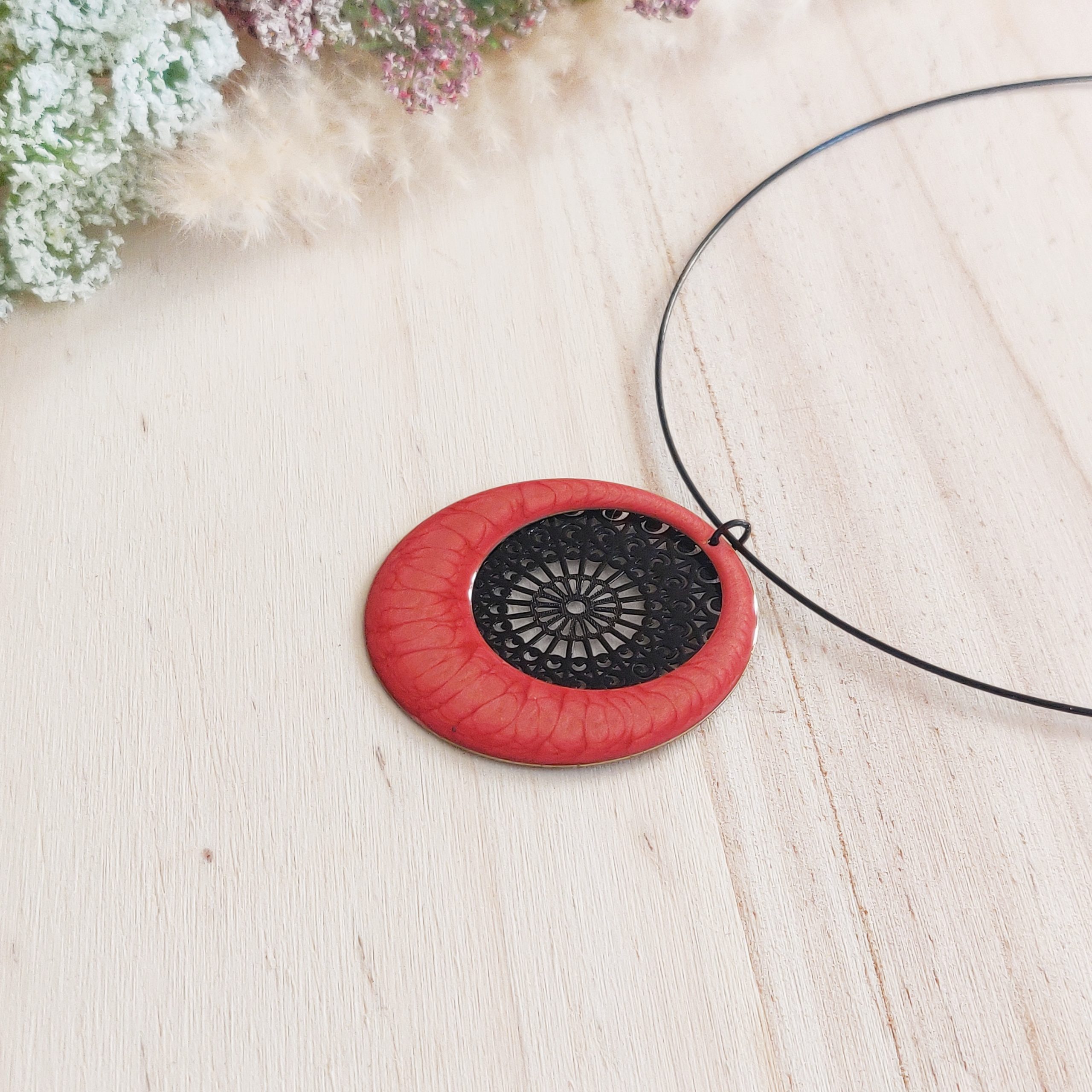 bijou créateur montpellier collier aphrodite corail fond noir