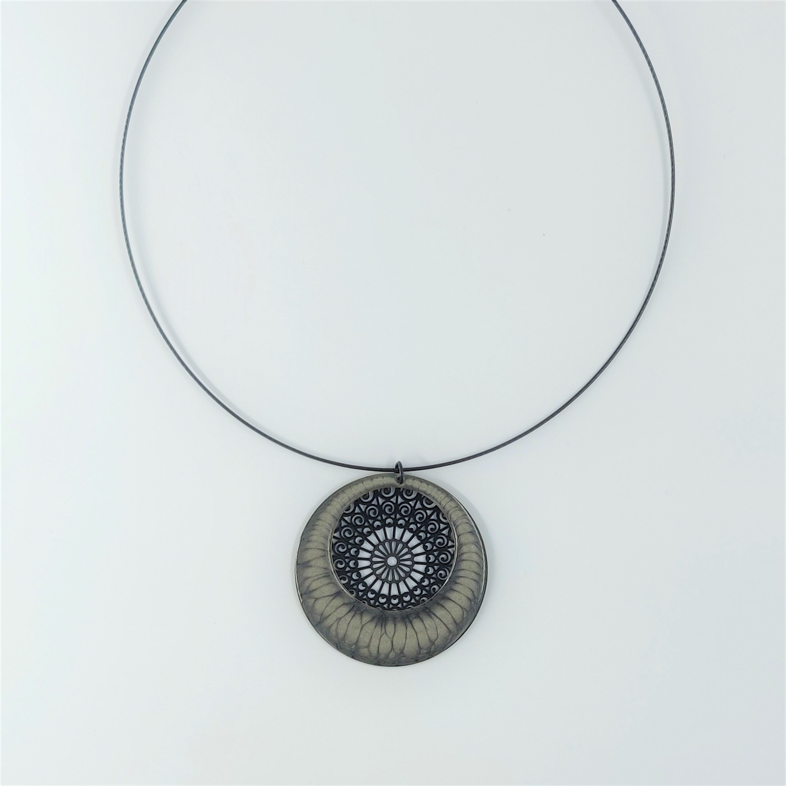 bijou créateur montpellier collier aphrodite grise fond noir