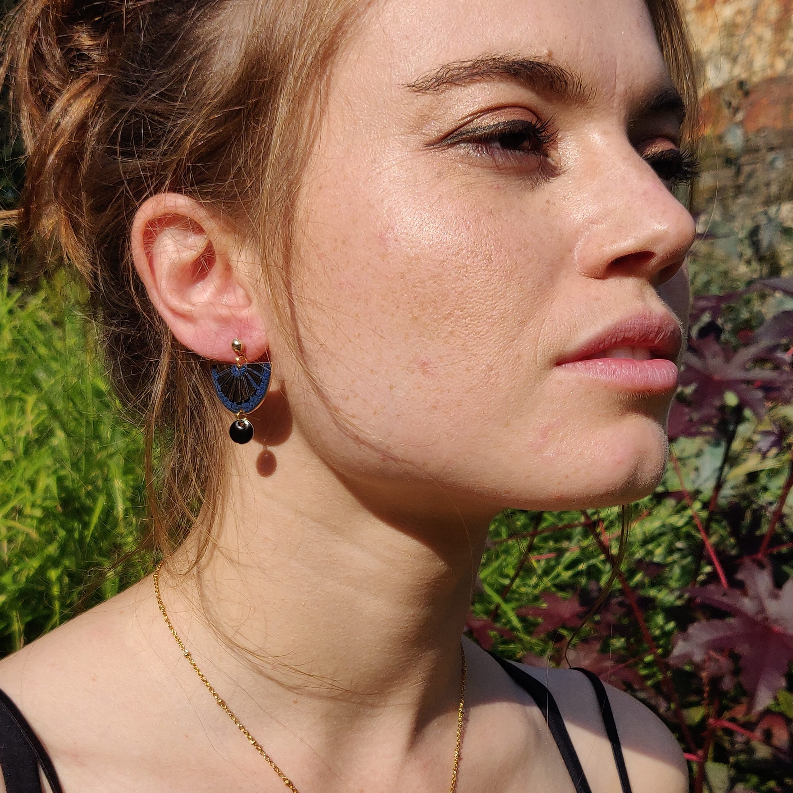 bijou artisan montpellier boucles d'oreilles alcyone bleues mannequin 2